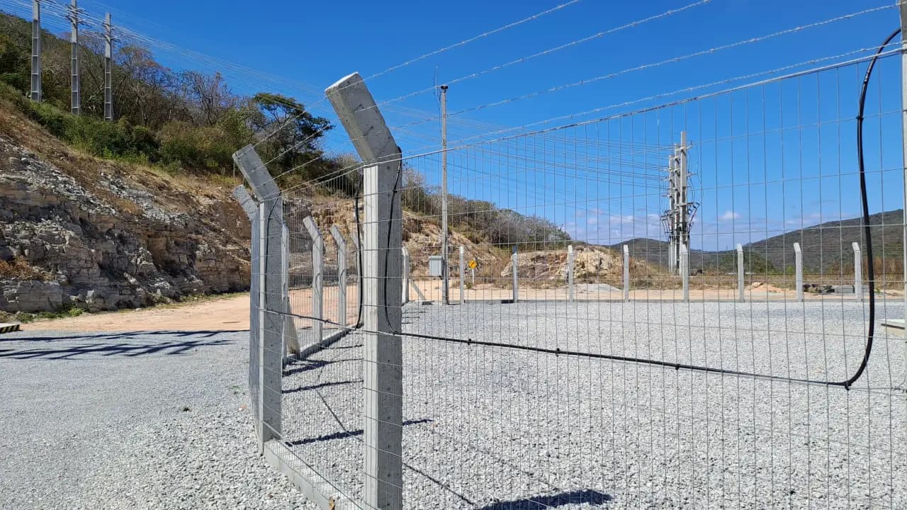 Cerca perimetral de segurança com concertina em área industrial