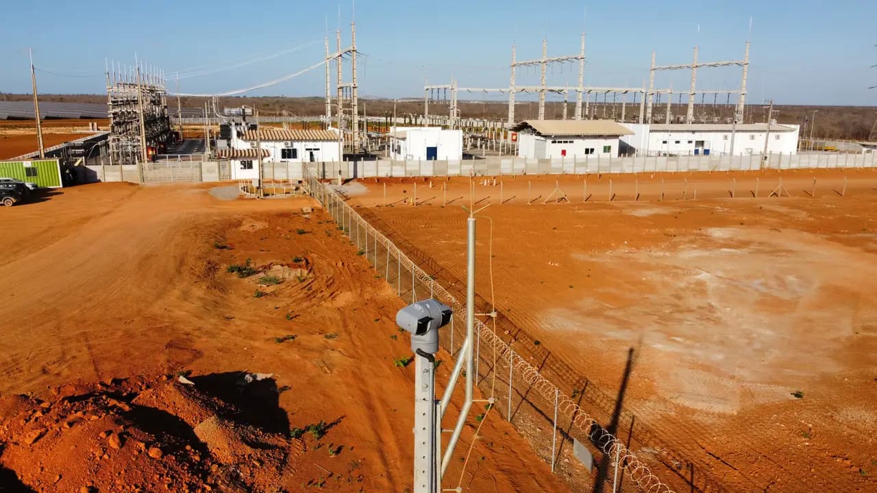 Câmera de segurança em subestação elétrica monitorando perímetro