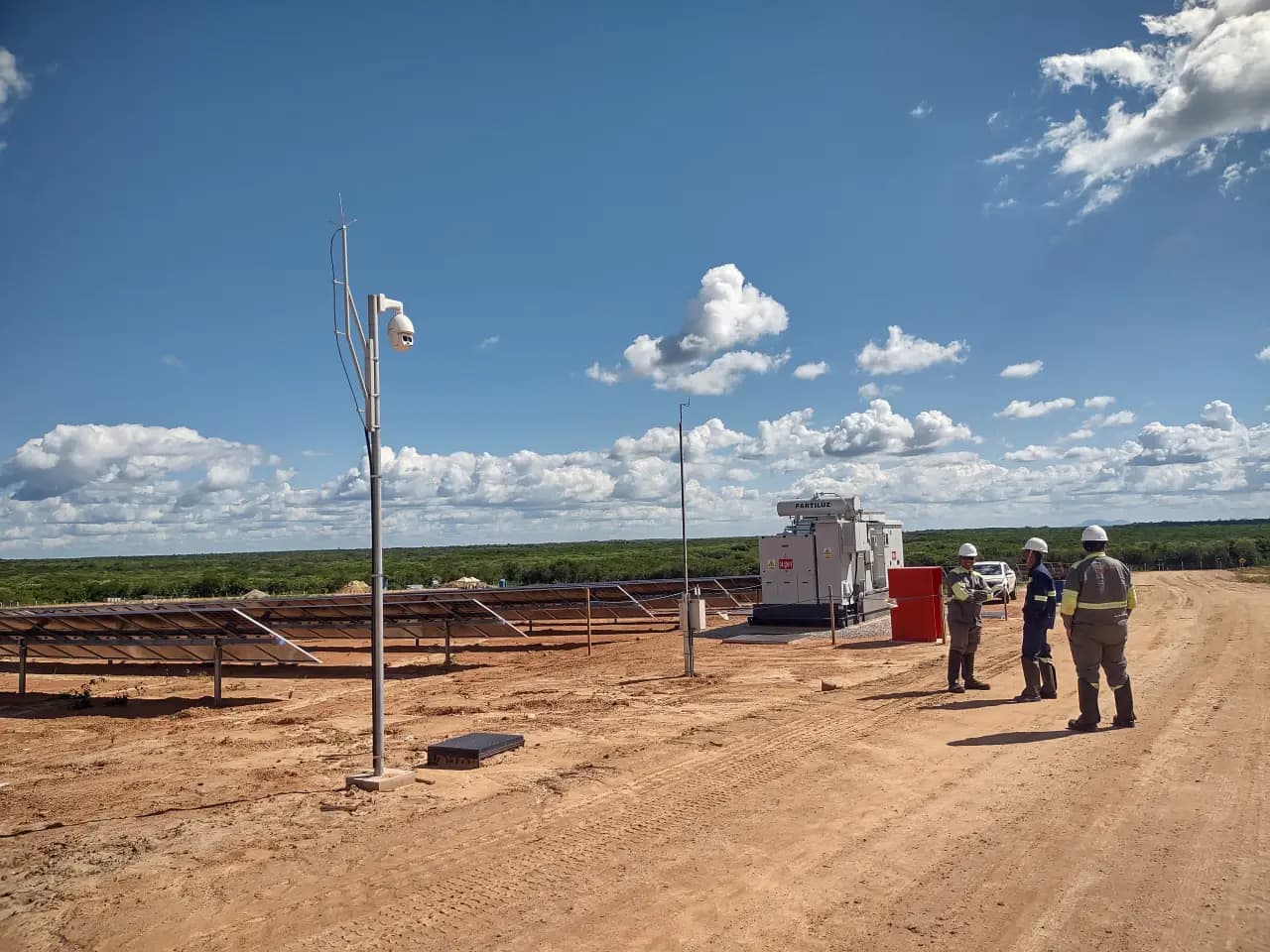 Poste com câmera de segurança em usina solar fotovoltaica