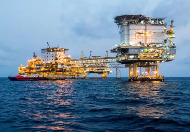 Plataforma offshore de petróleo e gás ao entardecer